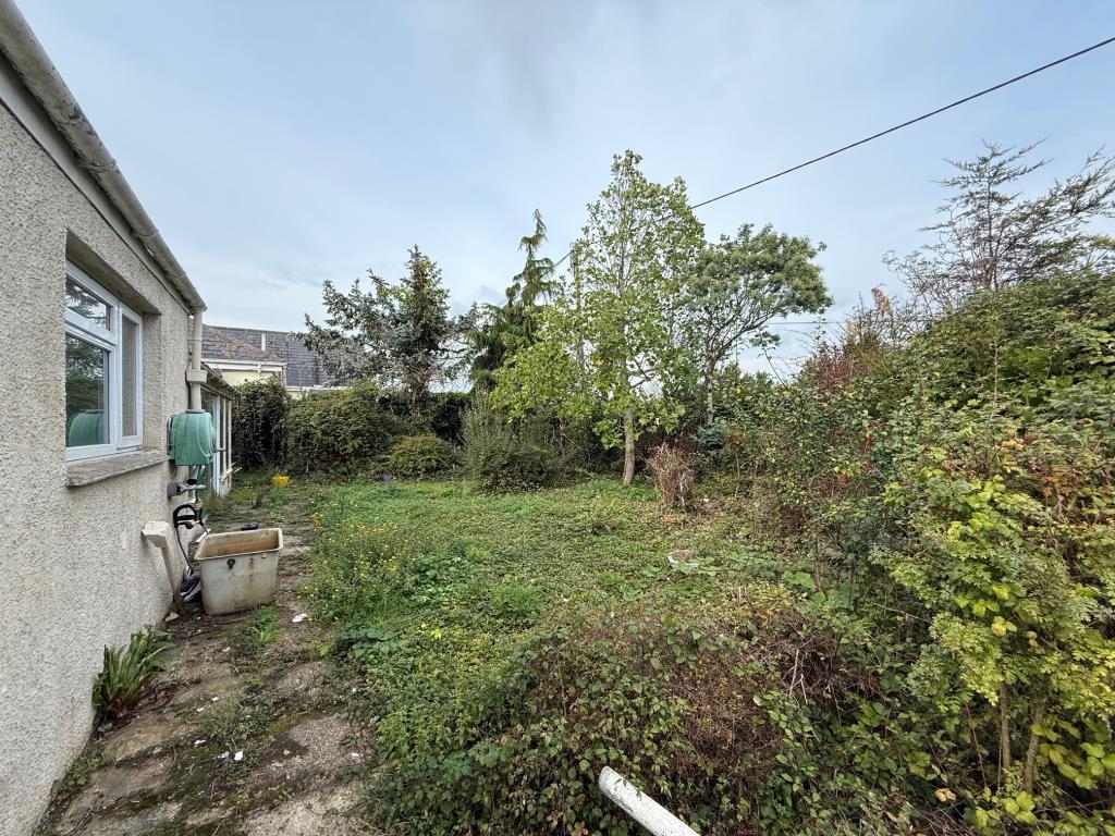 Lot: 115 - BUNGALOW FOR RENOVATION - garden to the rear of the property